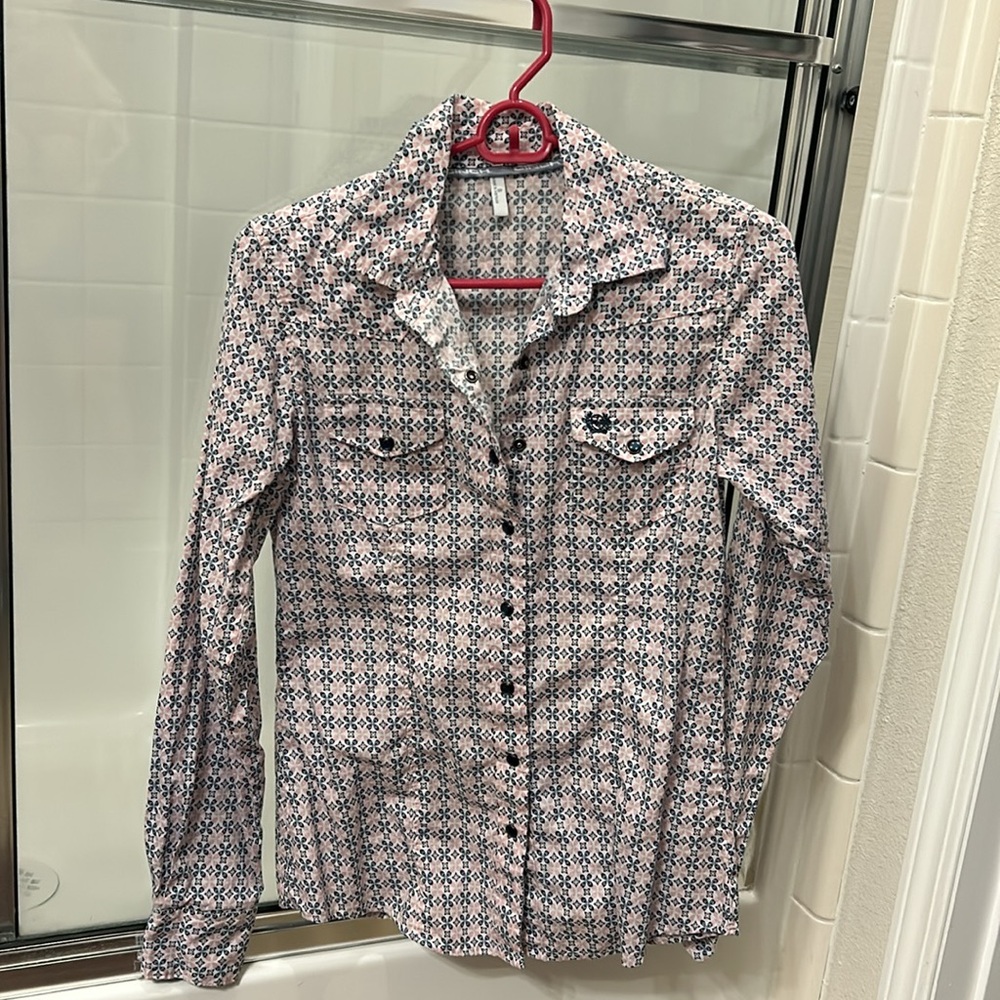 Cinch Women’s Button Down Pink Blue size Small. Blue Pearl Snaps. Stretchy. EUC